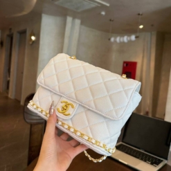 Túi Xách Tay Chanel Viền Xích Đáy Khóa Vàng Size 22 màu Trắng